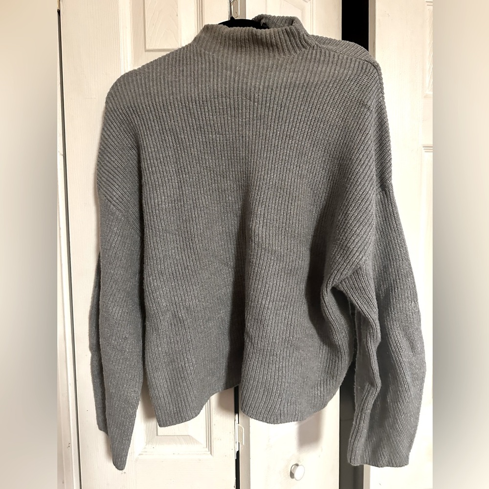 Comfortable gray sweater from express